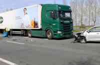 Auto zwaar beschadigd na botsing met vrachtwagen op A2 bij Enspijk