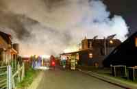 Uitslaande brand verwoest woning aan Waaldijk in Vuren