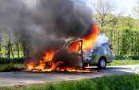 Bedrijfsbus gaat in vlammen op in Zennewijnen