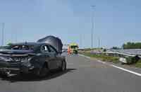 Auto rijdt tegen vangrail op de A2